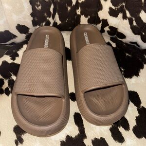 Cushionaire brown slides